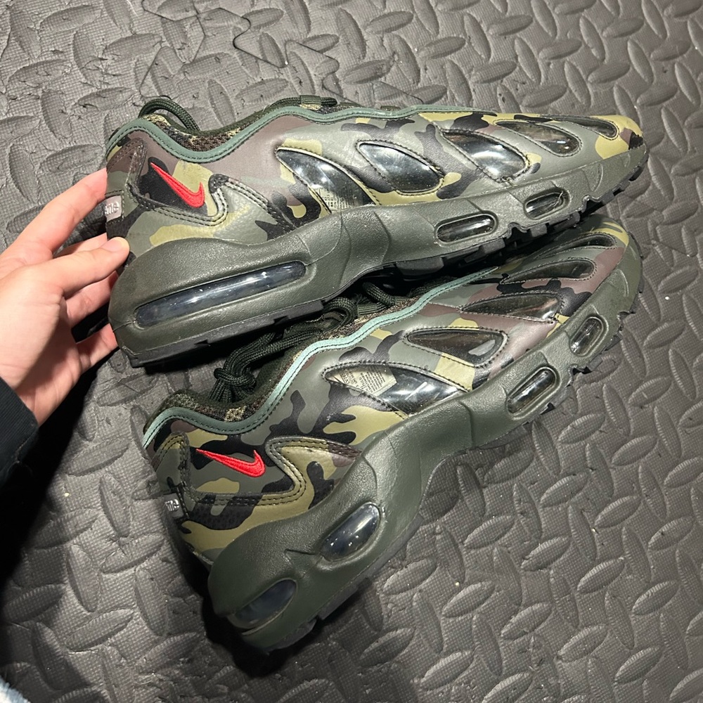 Men’s Supreme X Nike sneakers